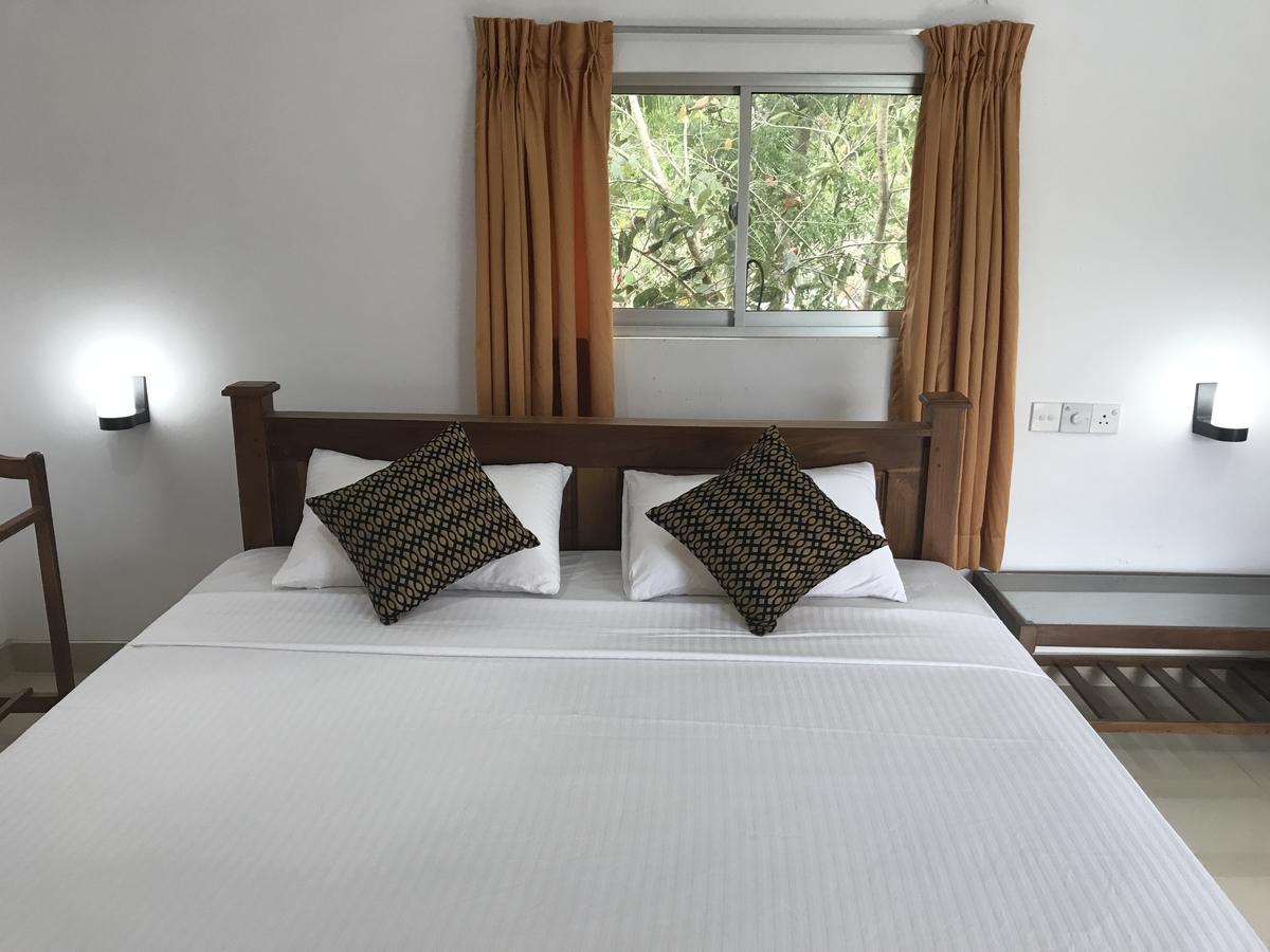 Deshani Holiday Inn Дамбула Екстериор снимка