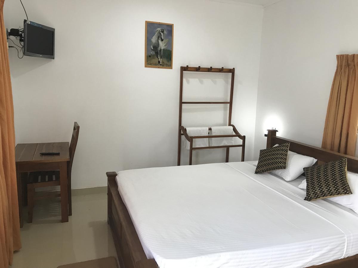 Deshani Holiday Inn Дамбула Екстериор снимка