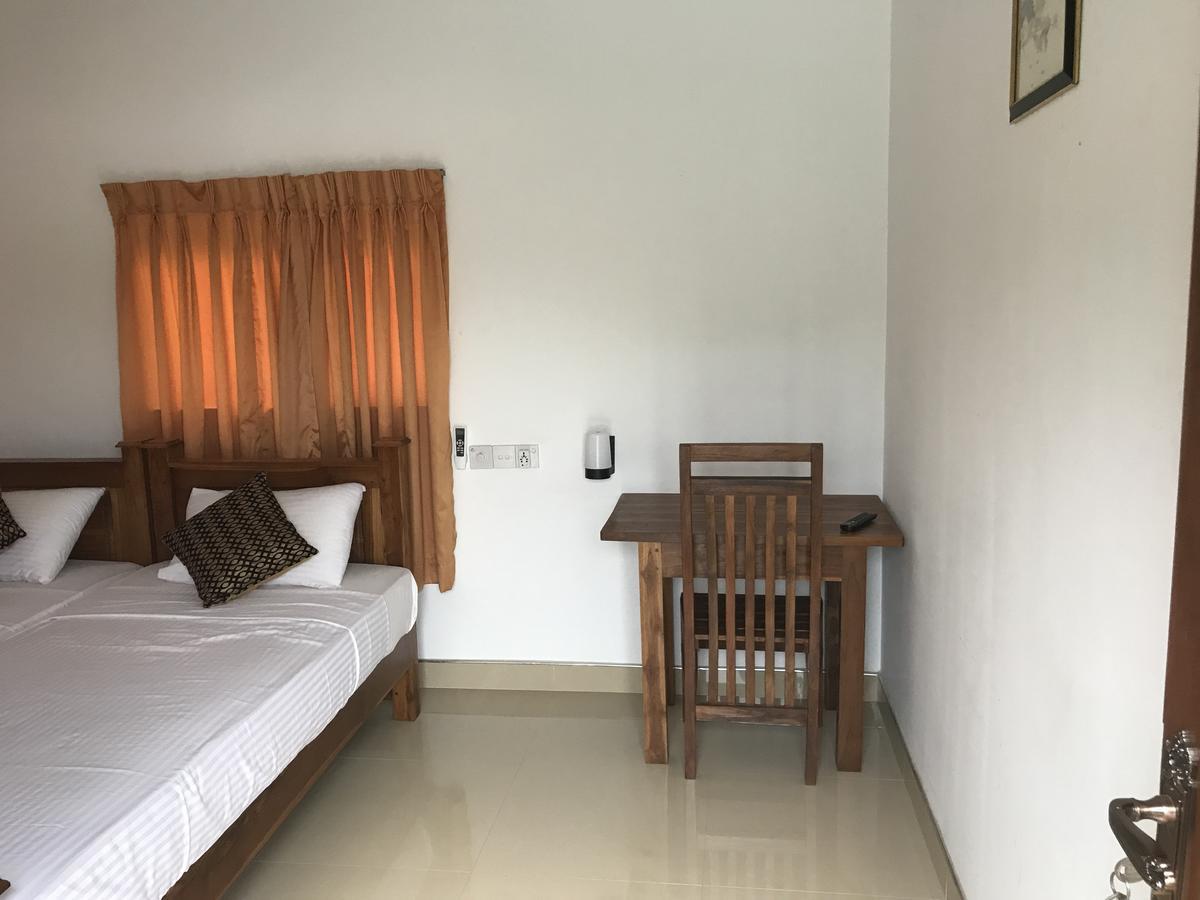 Deshani Holiday Inn Дамбула Екстериор снимка