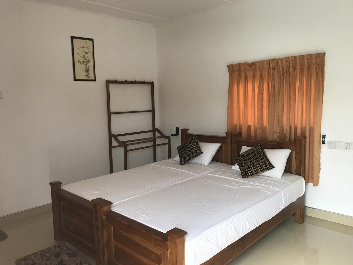 Deshani Holiday Inn Дамбула Екстериор снимка