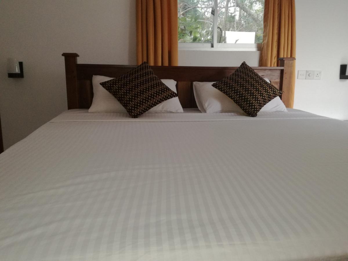 Deshani Holiday Inn Дамбула Екстериор снимка