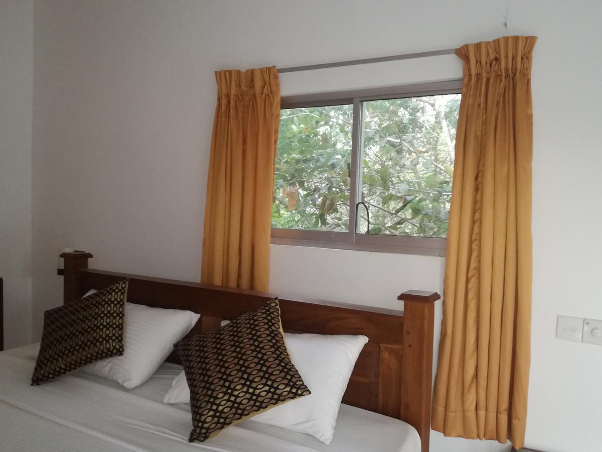 Deshani Holiday Inn Дамбула Екстериор снимка