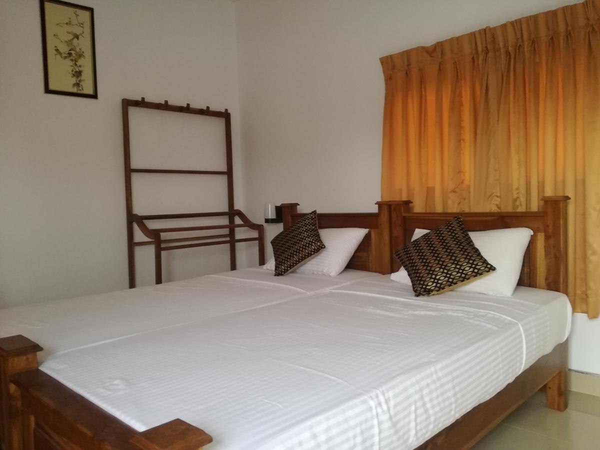 Deshani Holiday Inn Дамбула Екстериор снимка