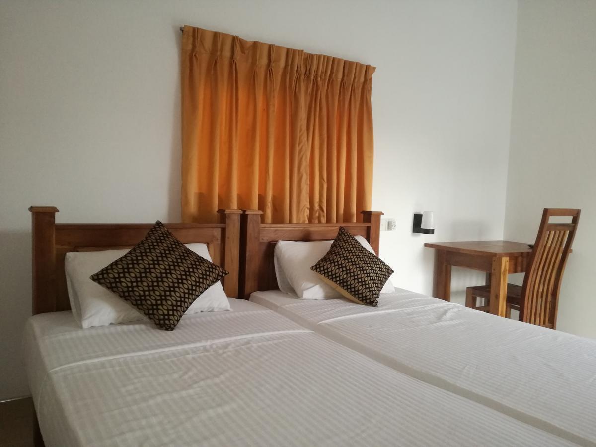 Deshani Holiday Inn Дамбула Екстериор снимка