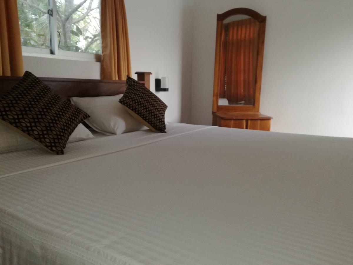 Deshani Holiday Inn Дамбула Екстериор снимка