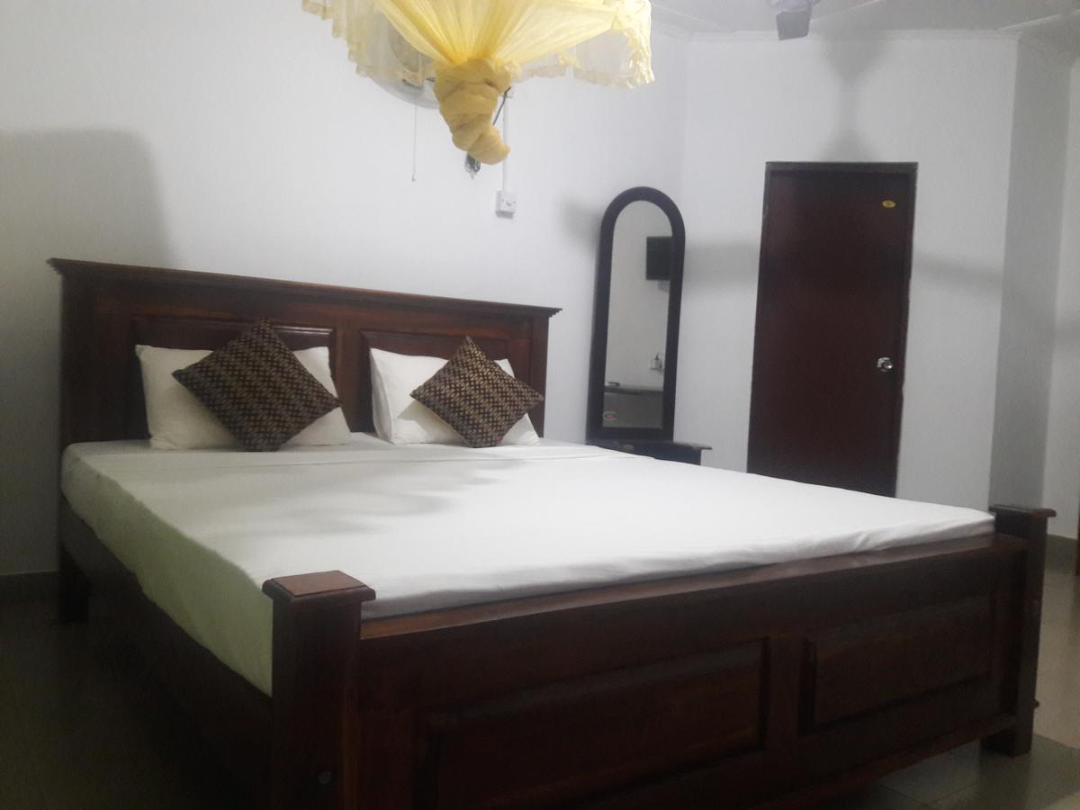 Deshani Holiday Inn Дамбула Екстериор снимка