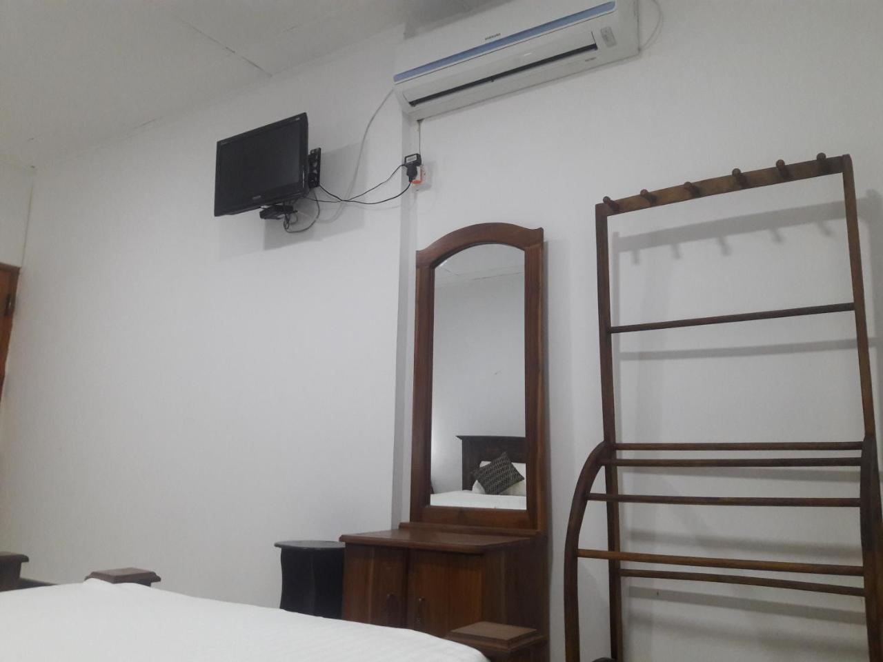 Deshani Holiday Inn Дамбула Екстериор снимка