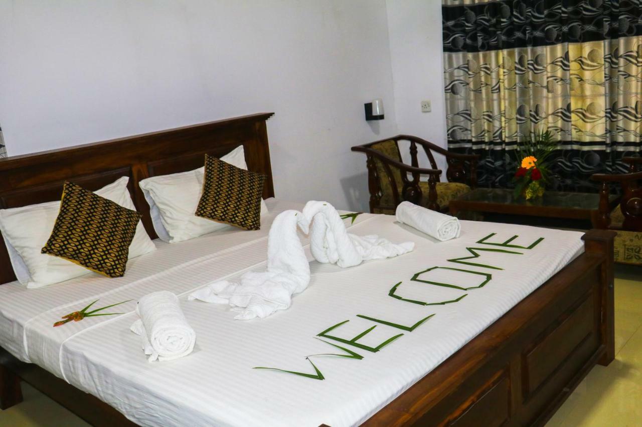 Deshani Holiday Inn Дамбула Екстериор снимка