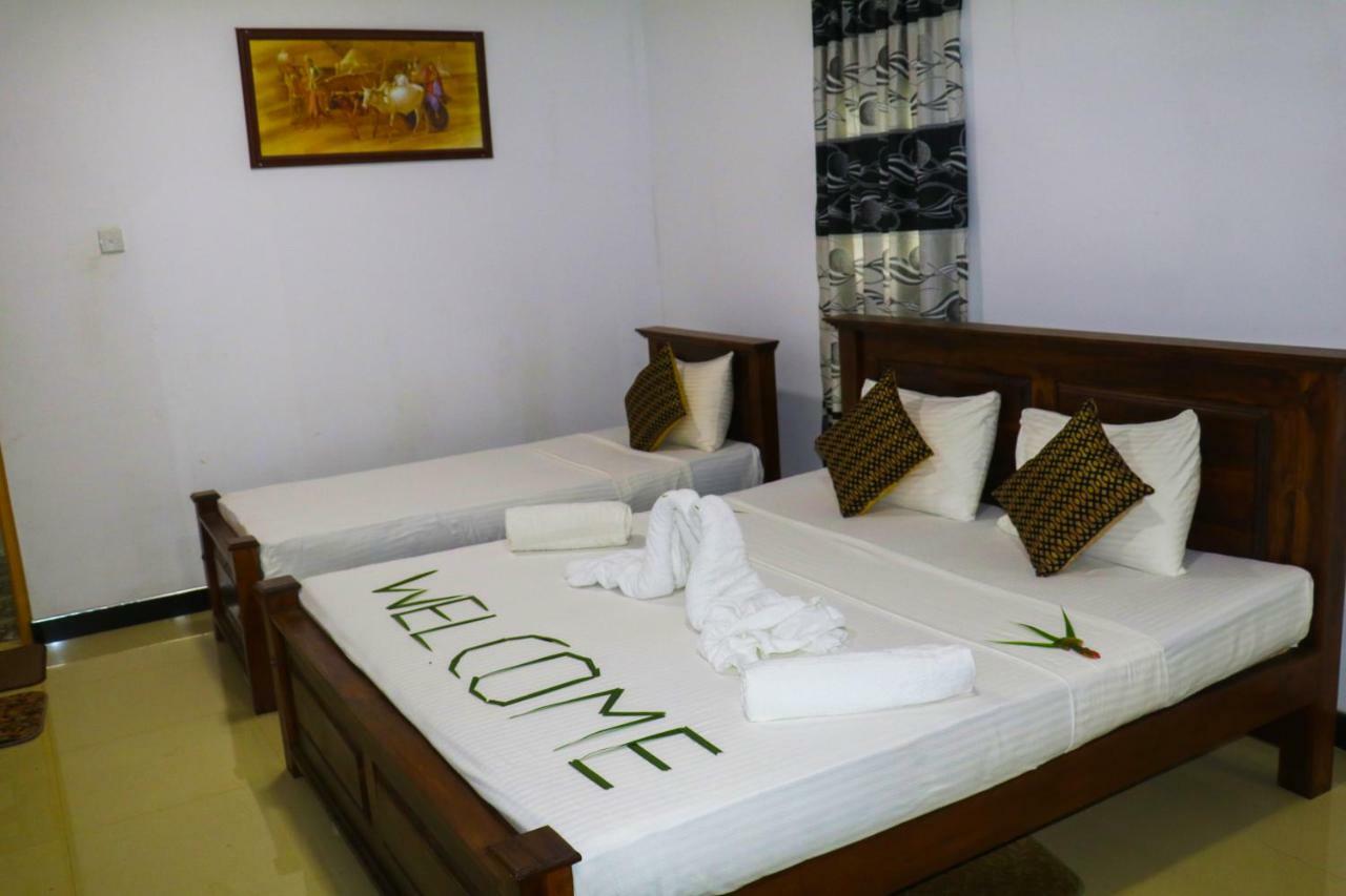 Deshani Holiday Inn Дамбула Екстериор снимка