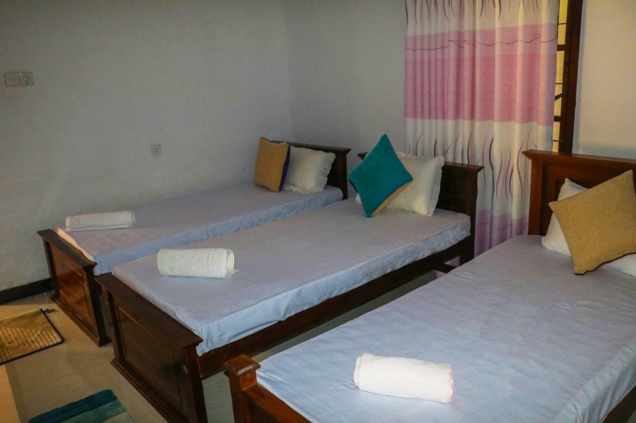 Deshani Holiday Inn Дамбула Екстериор снимка