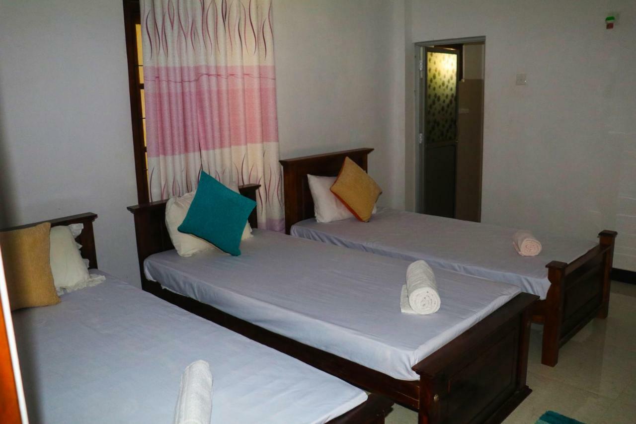 Deshani Holiday Inn Дамбула Екстериор снимка