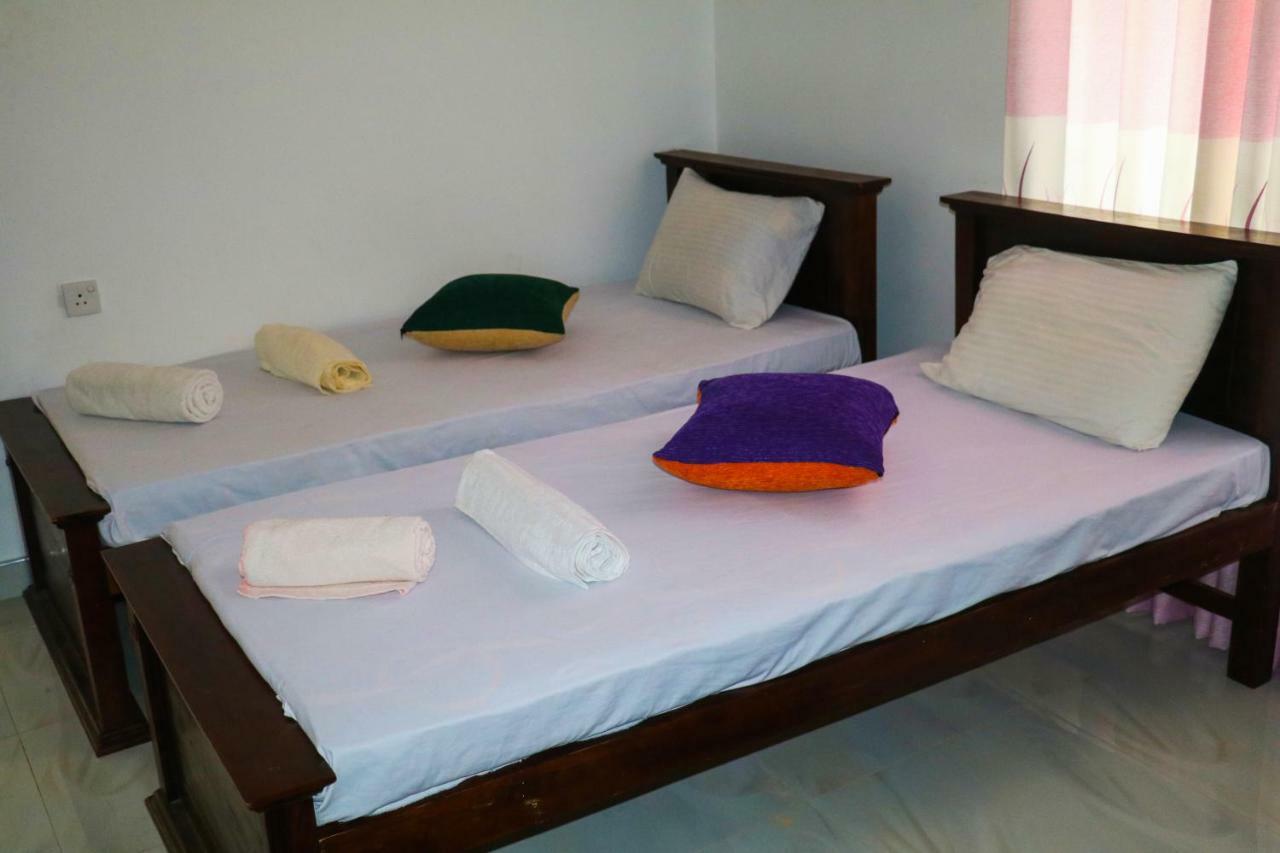 Deshani Holiday Inn Дамбула Екстериор снимка