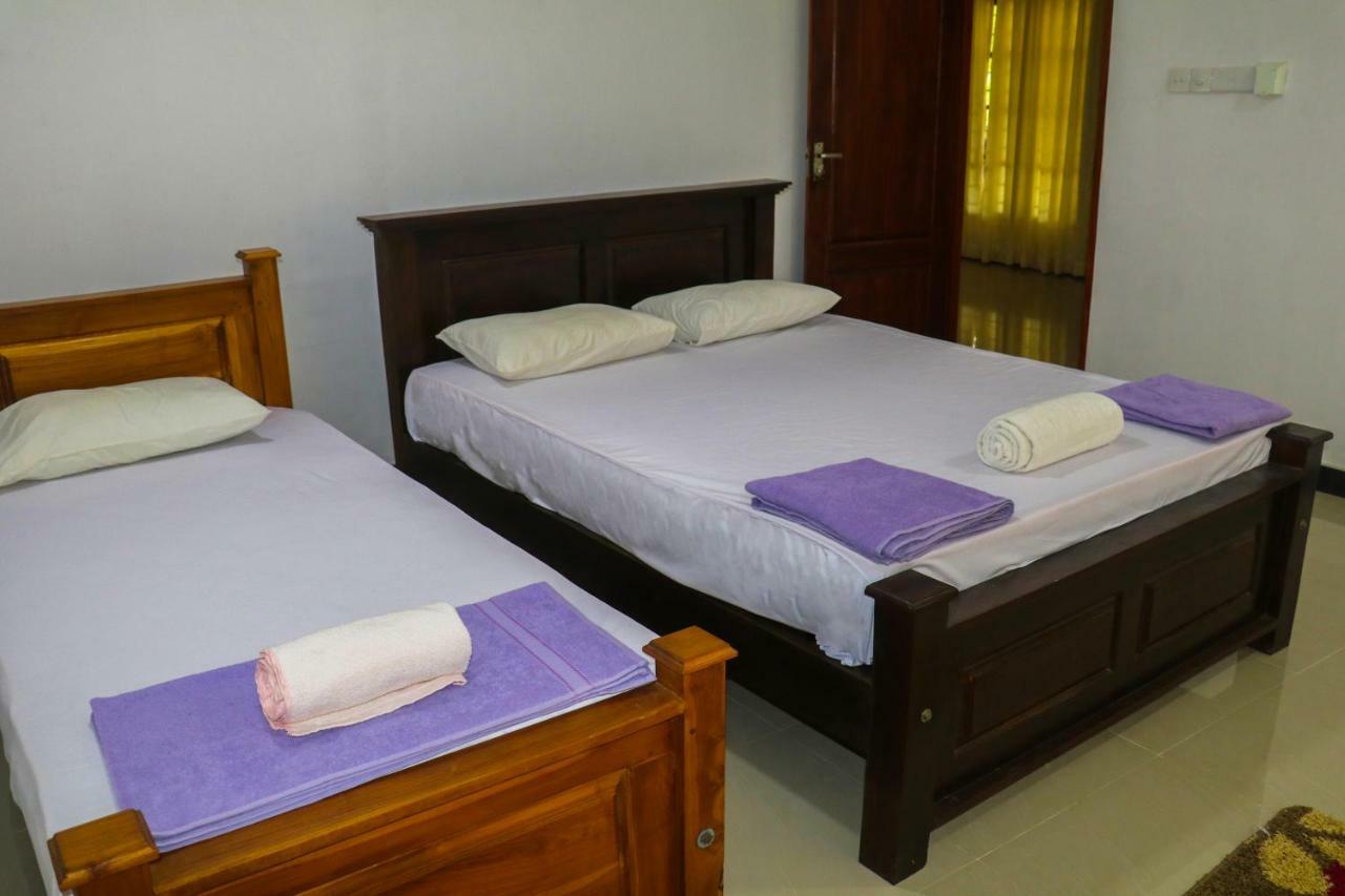 Deshani Holiday Inn Дамбула Екстериор снимка