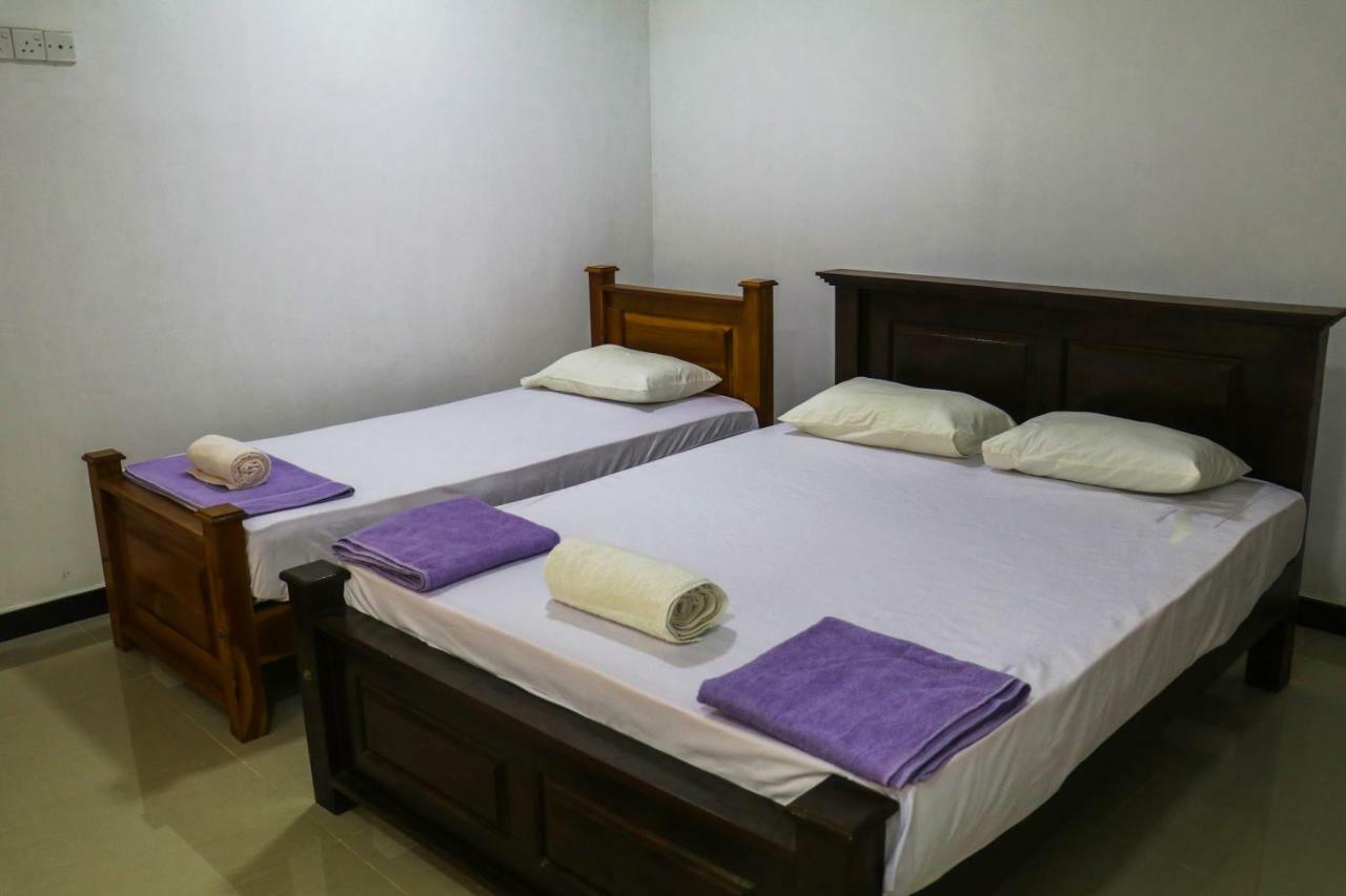 Deshani Holiday Inn Дамбула Екстериор снимка