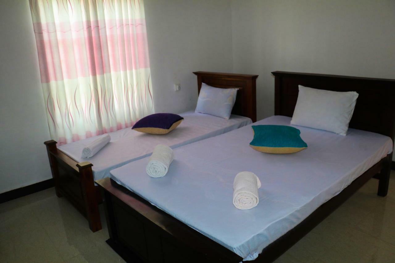 Deshani Holiday Inn Дамбула Екстериор снимка
